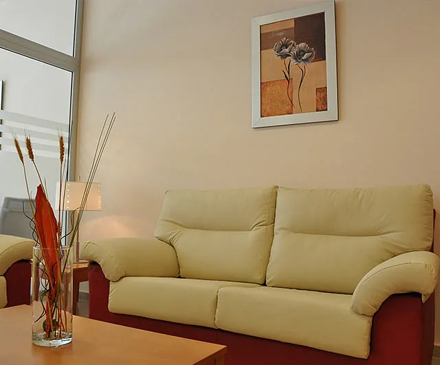 Velatorio La Soledad sala con sofá